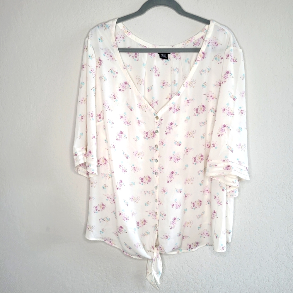 Torrid floral blouse/ top bottons in the front size 3